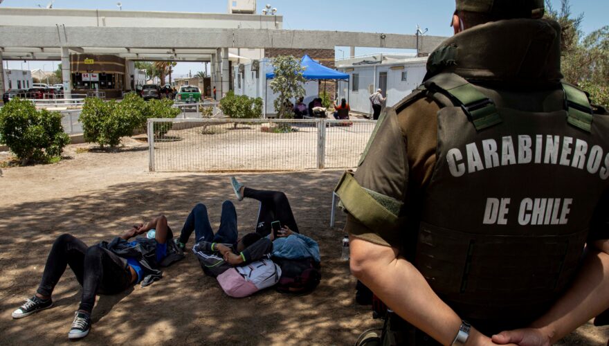 “Tengo videos de ustedes dejando personas acá”: Policía peruano encara a carabinero en medio de la frontera