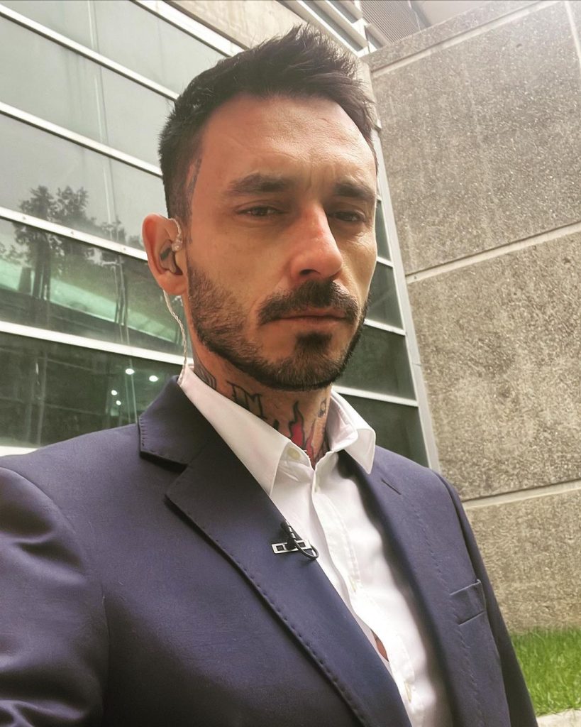 Pinilla lanzó un duro descargo contra periodista: “Haces mier… toda la semana y después apareces como animador estrella en la Teletón”