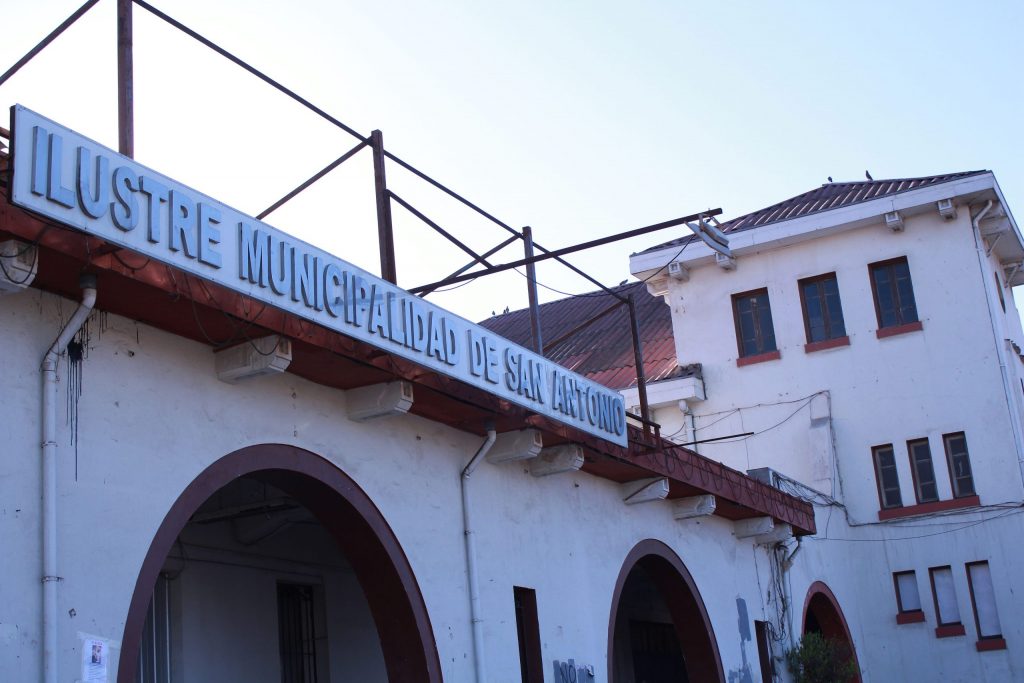 Municipio de San Antonio deberá reincorporar a director del Departamento de Salud tras denuncia de diputado Celis a Contraloría