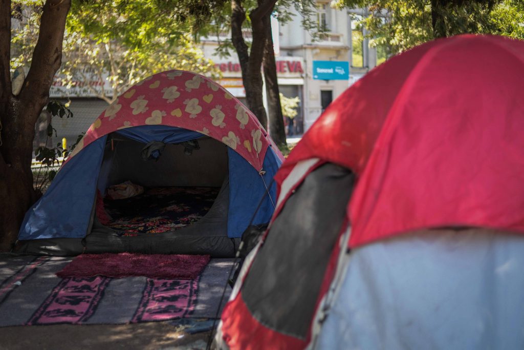 Corte rechaza recurso de protección contra Municipalidad de Santiago por carpas en plazas