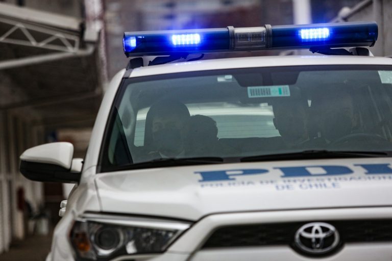 Detienen a jóvenes de 15 y 18 años por violentos robos de vehículos en La Florida y Peñalolén