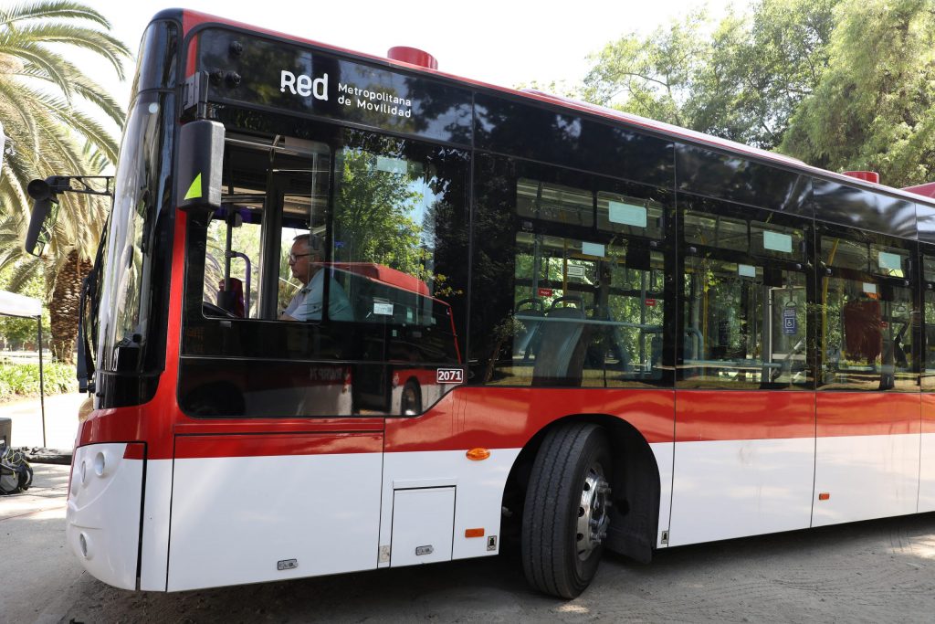 Persona muere atropellada por bus Red en Las Condes