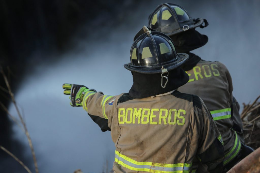 Reportan incendio al costado del Estero Marga Marga en Viña del Mar