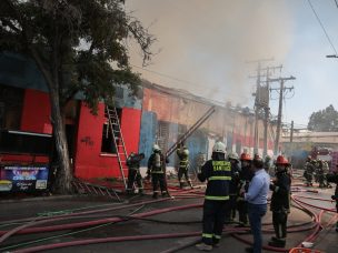 Incendio destruye cuatro casas en Recoleta y deja al menos 30 damnificados