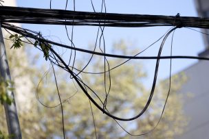 [Video] A plena luz del día: Sujeto robaba cables desde cámara subterránea en Santiago Centro