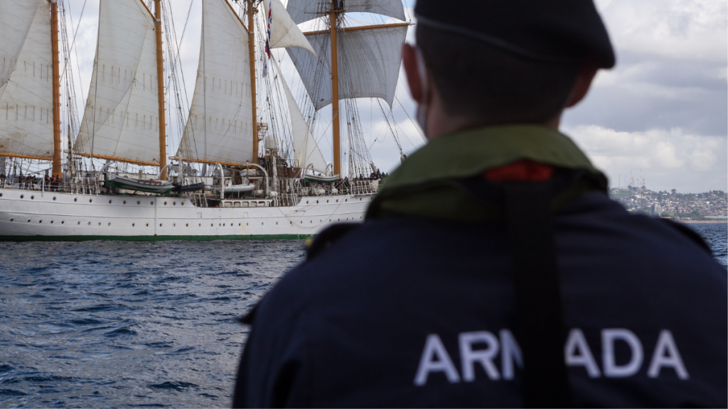 Volcamiento de barcaza deja a un tripulante de la Armada fallecido en el Golfo de Arauco