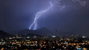 Mantienen Alerta Temprana Preventiva por tormentas eléctricas para 10 comunas de la Región Metropolitana