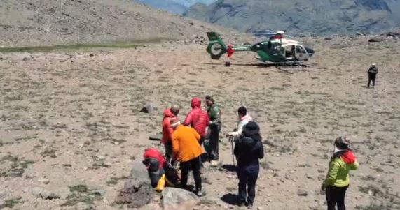Carabineros rescató a senderista checo atrapado en la cordillera: sufrió descompensación por la altura