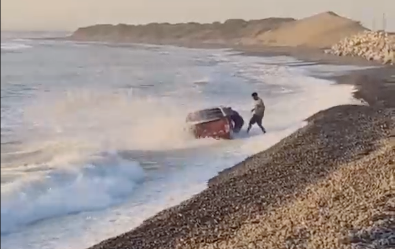 “Los pastelitos del día de hoy”: Imprudencia termina con camioneta en el mar