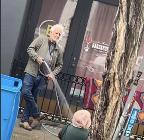 San Francisco: Hombre lanza agua a mujer sin hogar para sacarla de la entrada de su local