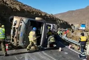 Bus vuelca en el norte y deja menos dos fallecidos y 28 heridos