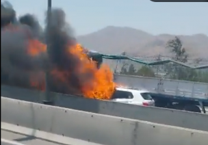 Auto se incendia en Ruta 5 Norte en Quilicura