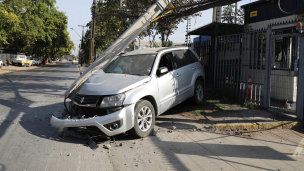 Conductora en estado de ebriedad derriba varios postes de luz en Conchalí