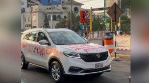 Le rayaron el auto por mentir en su currículum: