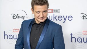 A la espera de una segunda operación: actor Jeremy Renner sigue con complicaciones tras sufrir grave accidente