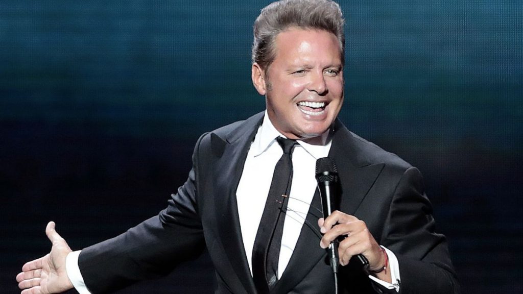 Cita romántica: Luis Miguel fue visto con su pareja en lujoso centro comercial de España