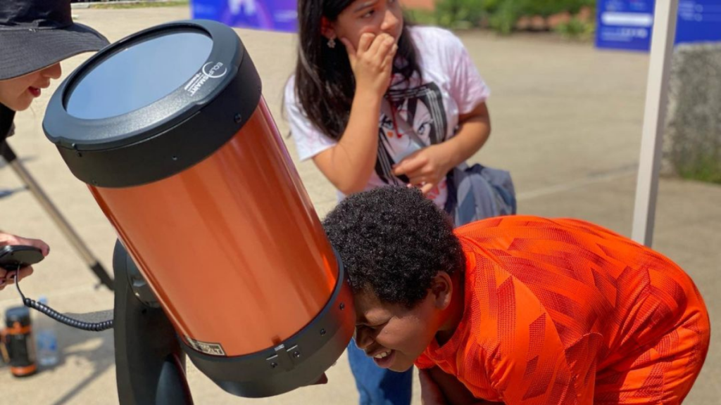 “El Universo en tu Comunidad”: Junaeb y Planetario Chile llevarán esta iniciativa a ocho regiones del país