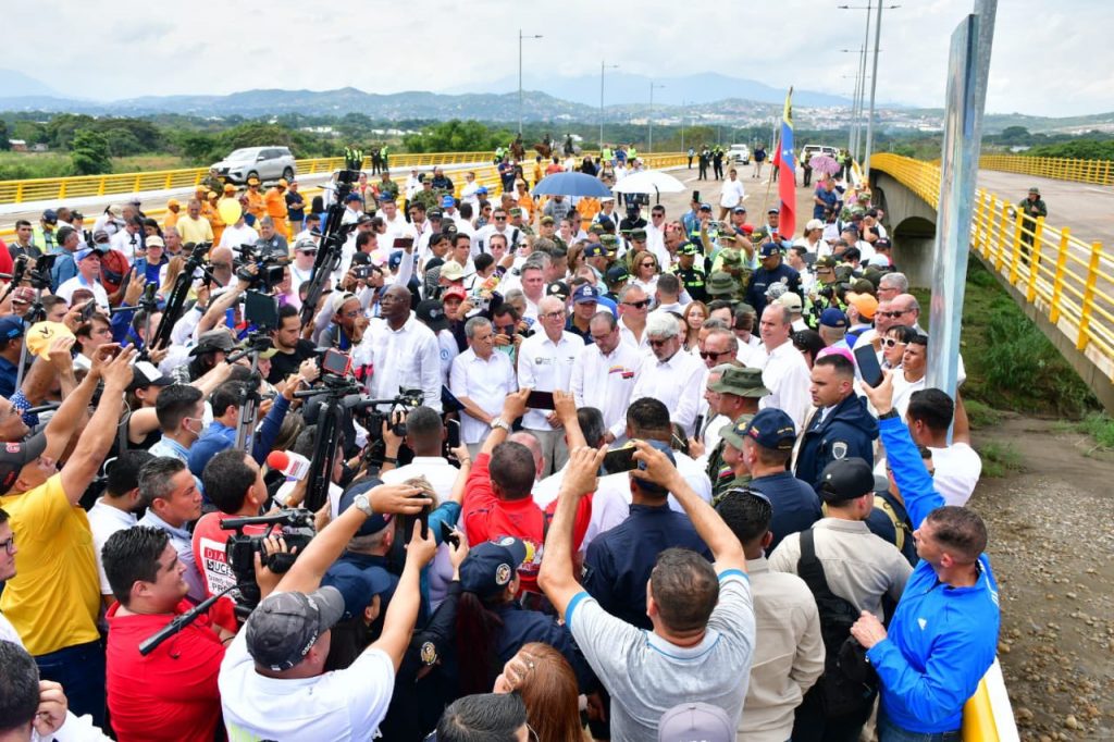 Venezuela y Colombia restauran por completo su frontera con la inauguración del puente Atanasio Girdardot
