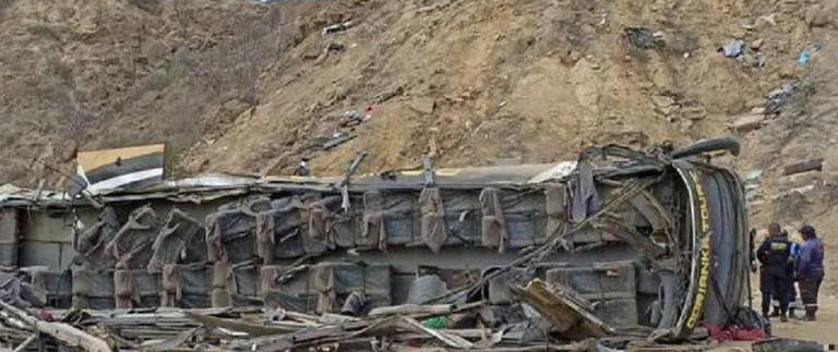 25 muertos en Perú tras caída de bus a un precipicio