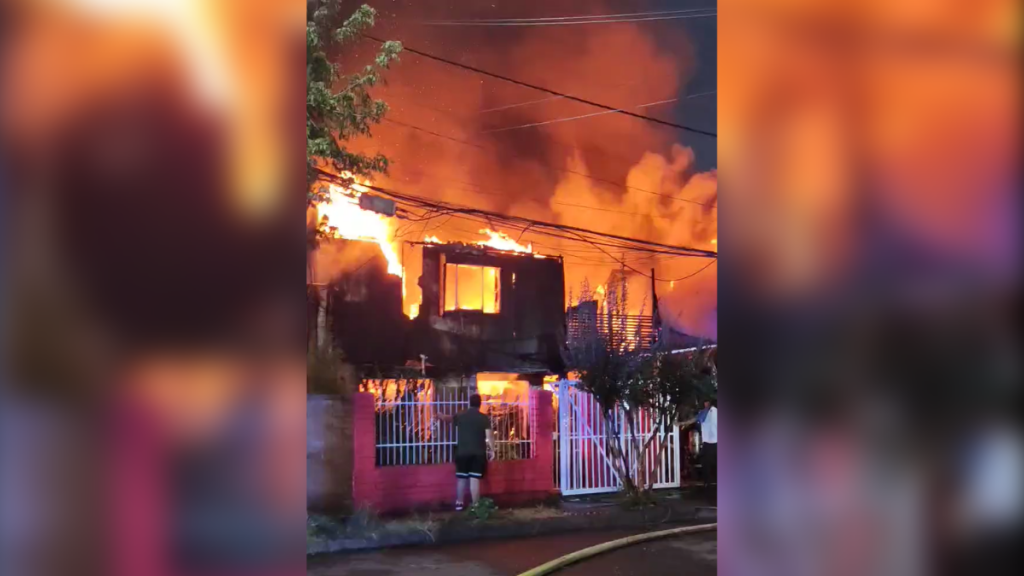 Incendio afecta al menos tres viviendas en Quilicura