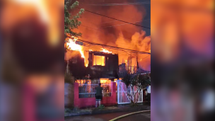 Incendio afecta al menos tres viviendas en Quilicura