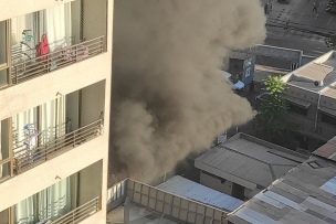 Incendio en bodega destruyó tres camiones en Estación Central