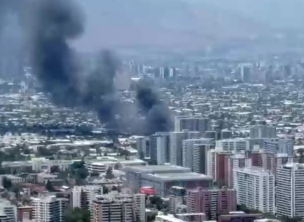 Enorme Incendio en San Joaquín arrasa con fábrica de plásticos