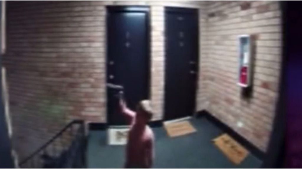 Arrestan a padre de niño que “juega” con una pistola 9 mm en Indiana