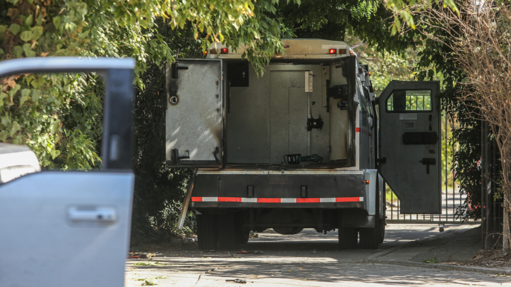 Delincuentes armados asaltan camión de valores en el centro de Santiago