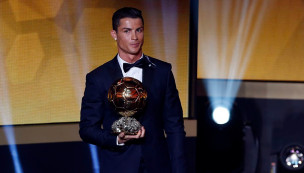 Para ayudar a una fundación: Cristiano Ronaldo subastó uno de sus Balones de Oro