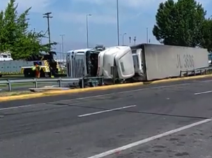 Camión de carga vuelca en acceso al Aeropuerto de Santiago