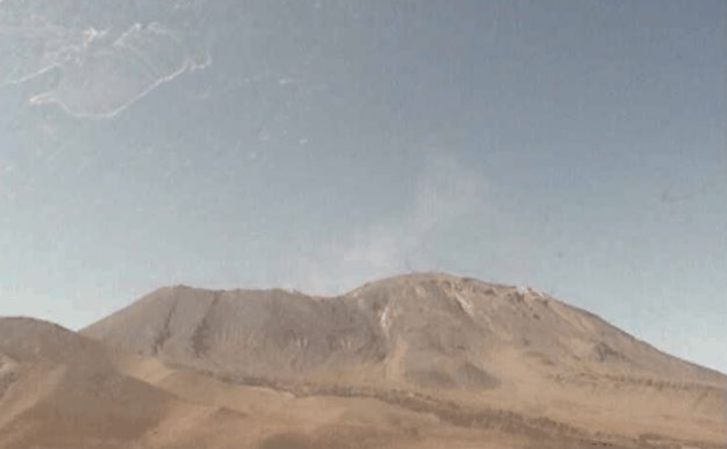 Declaran alerta amarilla en volcán Lascar por “actividad inusual”