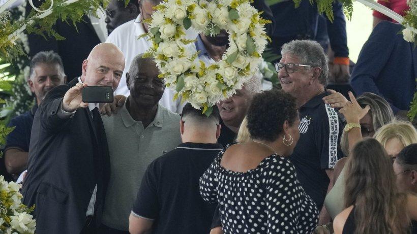 Las polémicas selfies de Infantino en el velorio de Pelé