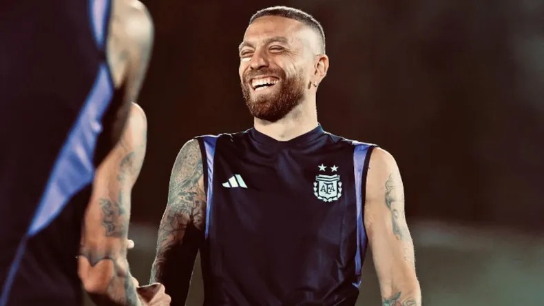 Se hizo a un compañero: Papu Gómez sorprende con sus tatuajes dedicados a la Copa del Mundo