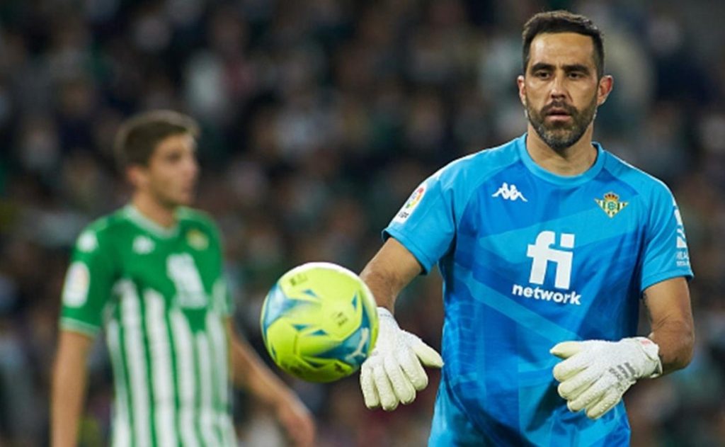 Claudio Bravo y la particular medida que tiene que tomar para continuar en el Betis