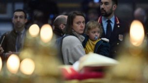 Miles de personas esperan hasta tres horas para rendir un último homenaje a Benedicto XVI antes de su sepultura