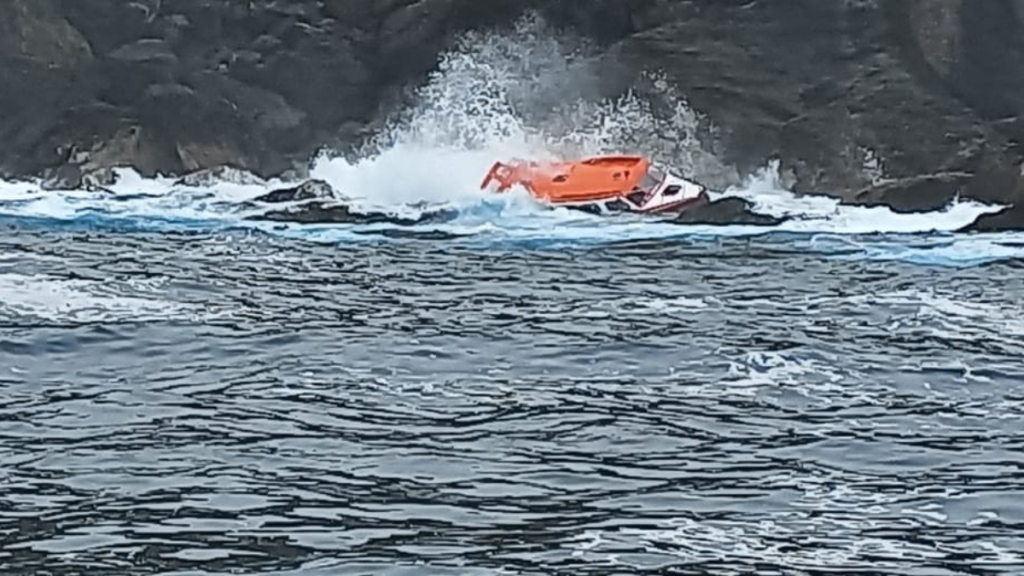 Armada rescata a dos personas desde roqueríos en sector de Caleta Cóndor