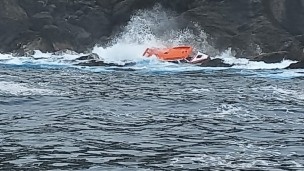 Armada rescata a dos personas desde roqueríos en sector de Caleta Cóndor