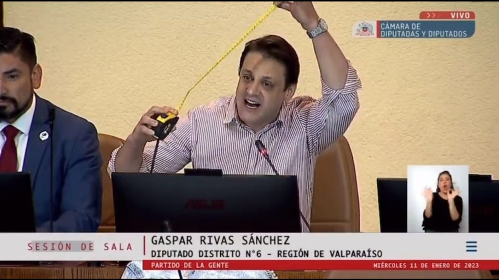 Gaspar Rivas tildó el acuerdo constitucional como “un traje a la medida” y sacó huincha en medio de sesión