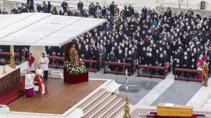 El último adiós a Benedicto XVI: Miles llegan al funeral presidido por el Papa Francisco