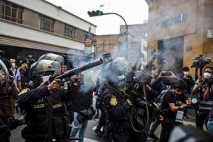 Perú: Policía muere calcinado dentro de su patrulla en medio de protestas