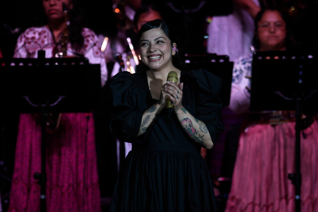 “Ese vozarrón”: Usuarios llenaron de elogios presentación de Mon Laferte en Olmué