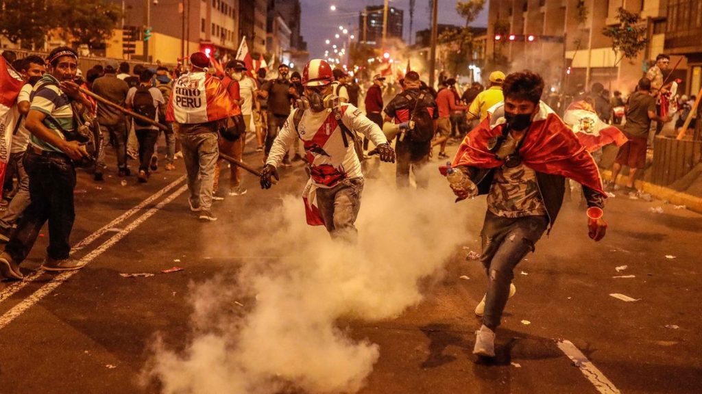 Manifestantes reanudan las protestas en Perú para pedir la celebración de nuevas elecciones
