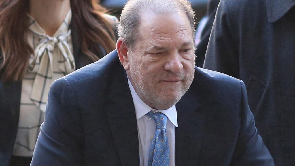 Por violación y abuso sexual: Condenan a 16 años de prisión a exproductor Harvey Weinstein