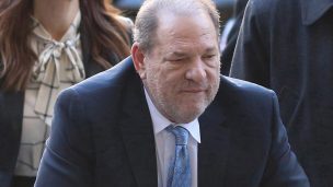 Por violación y abuso sexual: Condenan a 16 años de prisión a exproductor Harvey Weinstein