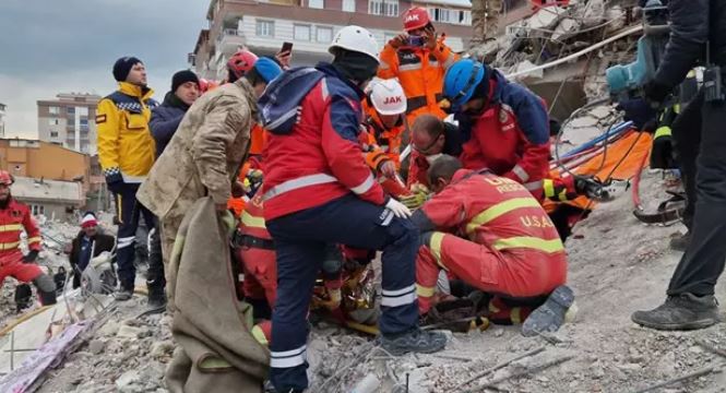 Una llamada, tres golpes y el llanto de un niño: Las claves en el rescate “milagro” bajo los escombros de Turquía