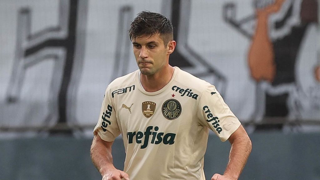 Palmeiras le busca una salida a Kuscevic tras pocos minutos de juego