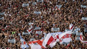 Conmoción en Argentina: hincha de River fallece tras caer de un bus rumbo al estadio