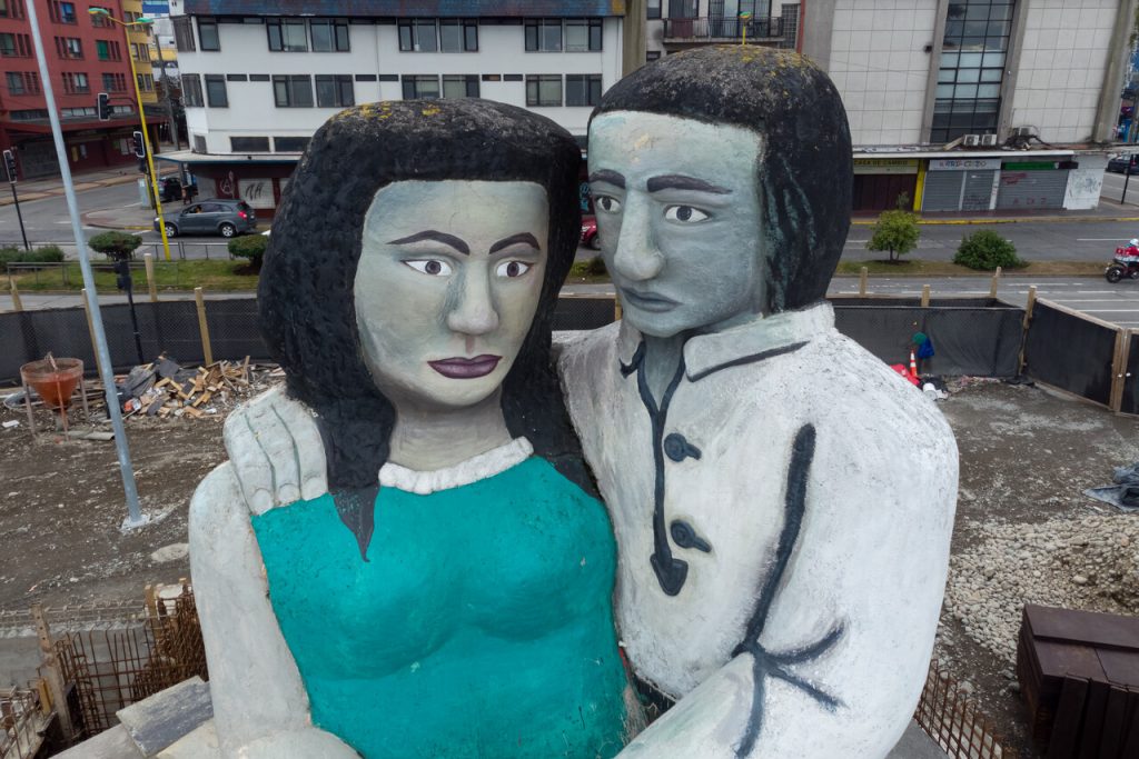 FOTO | Así quedó la escultura “Sentados frente al mar” tras particular modificación