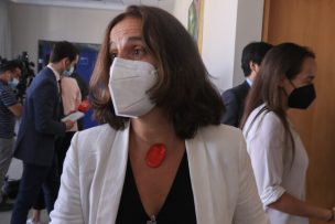 Canciller Urrejola suspendería sus vacaciones tras críticas por no estar en Chile durante incendios forestales